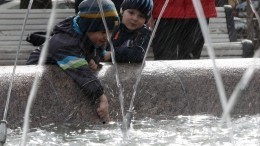 В Мурманске прохожий спас тонущего в фонтане ребенка — видео