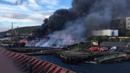 Крупный пожар на причале воинской части в Мурманске тушат по повышенному номеру