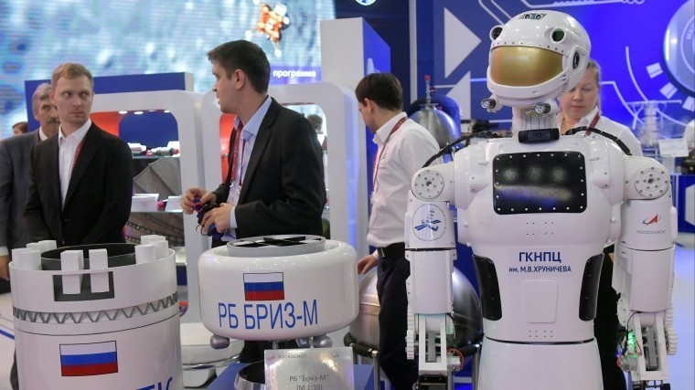 Дмитрий Рогозин не стал разговаривать с роботом Федей
