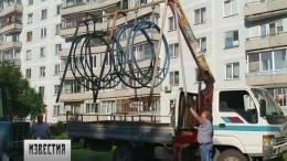 В Новосибирском Краснообске депутат спилил детские качели и увез себе на дачу