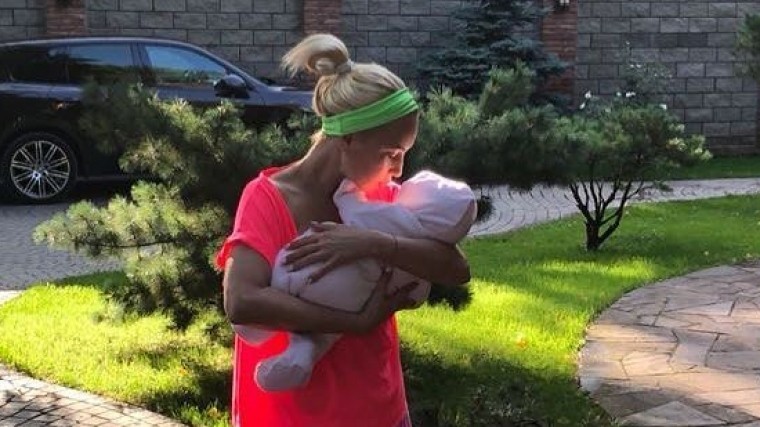 Исхудавшая Лера Кудрявцева впервые показала новорожденную дочь