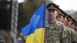 Видео: Солдат почетного караула потерял сознание во время выступления Порошенко