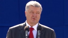 Порошенко открыл военный парад гимном националистов, в котором сделал две ошибки