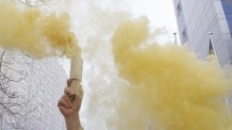 Российское консульство в Киеве забросали дымовыми шашками