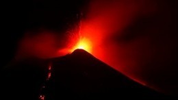Эпичное извержение вулкана Этна на Сицилии — видео