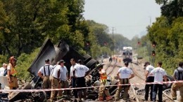 Пассажирский поезд врезался в грузовик в США — видео с места