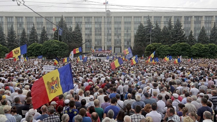 Жители Молдавии вышли на улицы, чтобы потребовать отставки главы правительства