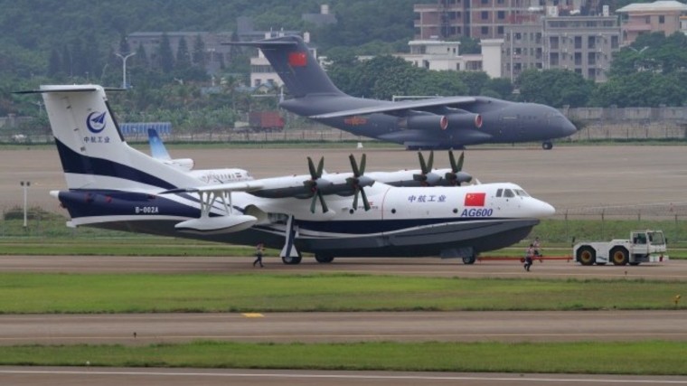 В Китае испытали крупнейший в мире самолет-амфибию