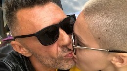 Шнуров озадачил поклонников откровенным поцелуем с молоденькой девушкой