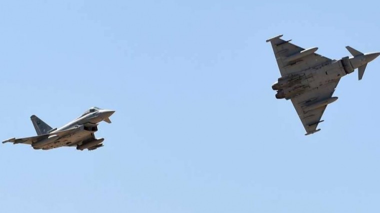 Боевая авиация аравийской коалиции атаковала аэропорт и военную базу в Йемене