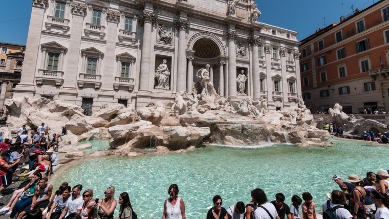 Турист из России оштрафован на 450 евро за купание в римском фонтане Треви
