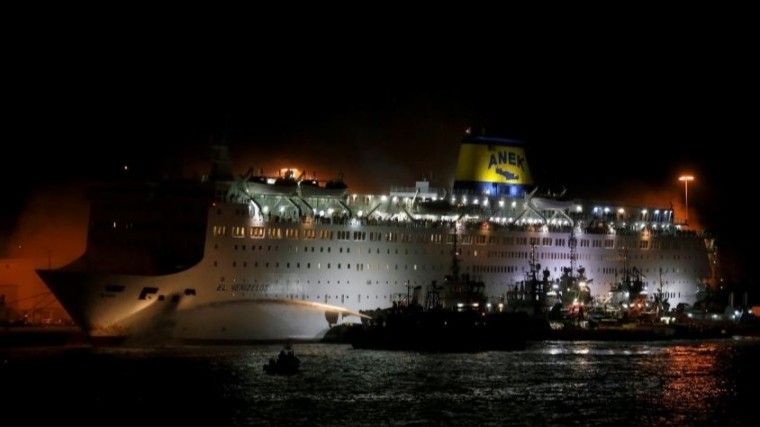 Тысячу пассажиров горящего греческого парома спасли в Средиземном море