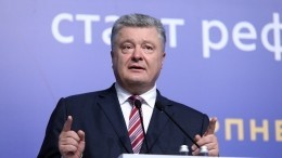 В сети от души затроллили Порошенко за посещение «русской» украинской семьи