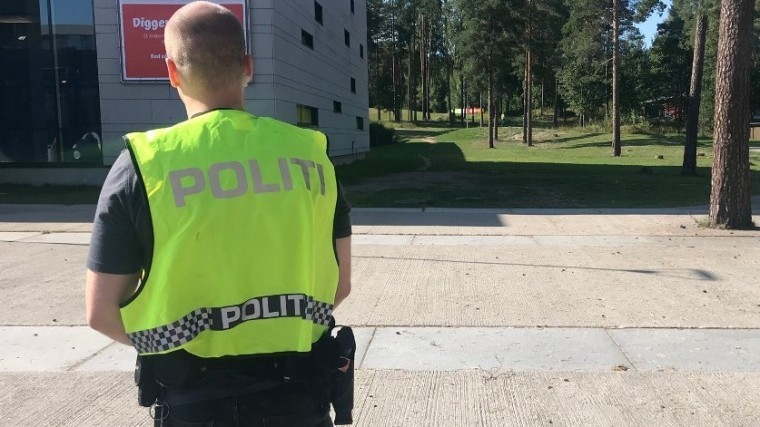 Полиция Норвегии проверяет информацию о вооруженном мужчине в парке развлечений