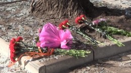 Жители Донецка несут цветы к месту взрыва в кафе, где погиб глава ДНР Захарченко
