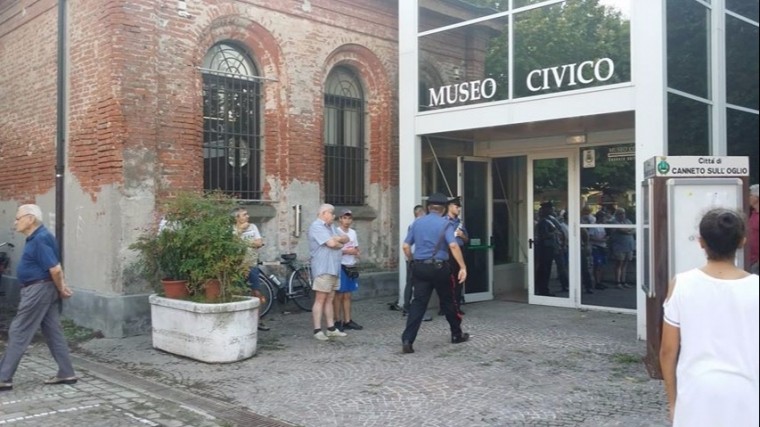 В Италии женщина напала на прохожих с ножом, есть погибшие