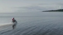 Петербургский мотоциклист покорил воды Финского залива