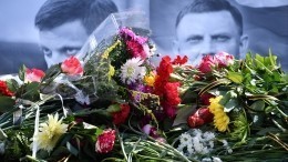 Проститься с Александром Захарченко приходят тысячи жителей Донецка — видео