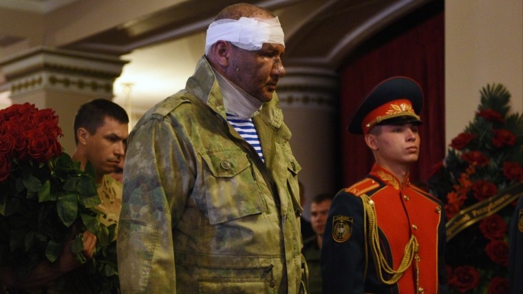 Раненый в ходе теракта вице-премьер ДНР Тимофеев пришел проститься с Захарченко