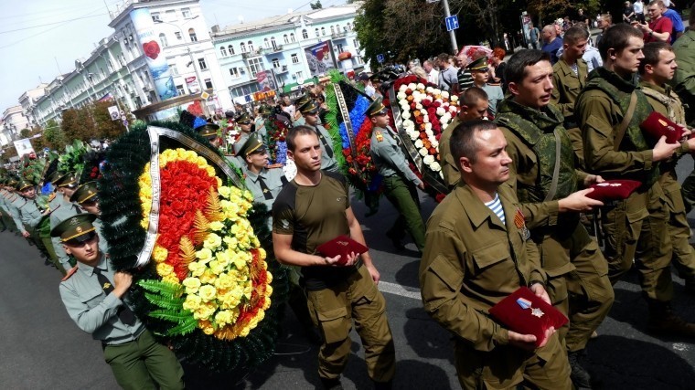 Главу ДНР Александра Захарченко похоронили рядом с Гиви и Мотороллой