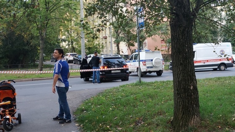 Полиция находится у дверей квартиры «стрелка» в Московском районе Петребурга