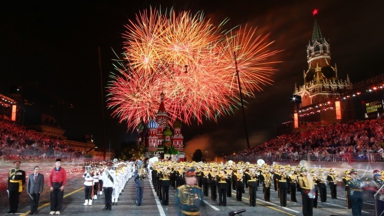 Грандиозным фейерверком в Москве завершился фестиваль «Спасская башня»