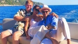В сети появились снимки с отдыха четы Бекхэм на яхте Элтона Джона