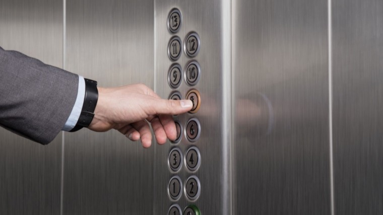 Лифт с людьми сорвался с девятого этажа московского института