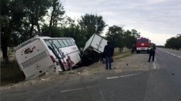 Видео: Четверо пострадали при столкновении автобуса и грузовика на Ставрополье