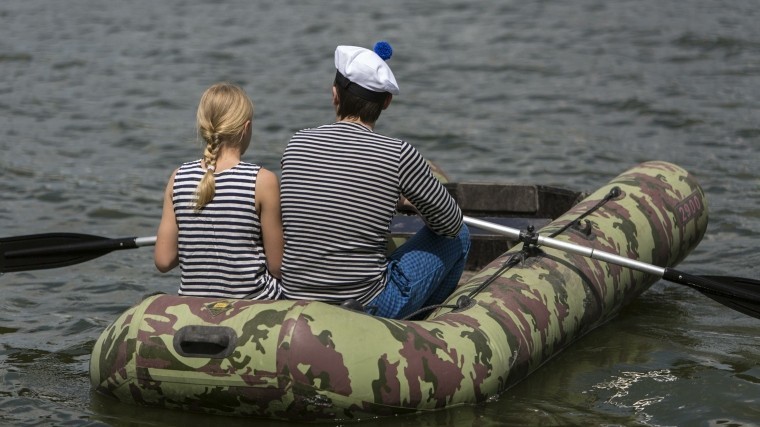 В Вологодской области перевернулась лодка с пьяным местным жителем и его дочерью