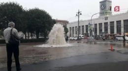 В Петербурге посреди улицы забил фонтан