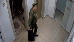 Неопознанный майор измазал фекалиями двери офиса в Екатеринбурге — видео