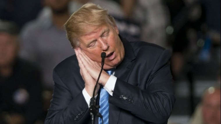 Трамп «уснул» во время выступления Обамы с критикой в его адрес