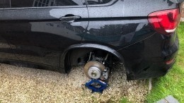 «Разули» — с машины английского футболиста украли колеса