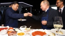 Видео: Путин и Си Цзиньпин на острове Русский пекли блины и ели икру
