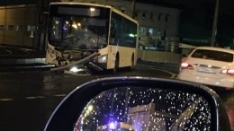 Авария с участием автобуса и автомобиля произошла в Петербурге — кадры с места