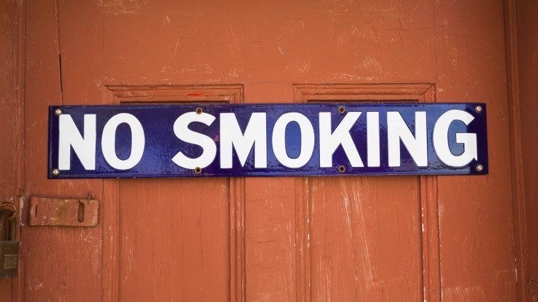 В Госдуме собираются запретить курение рядом с подъездами жилых домов