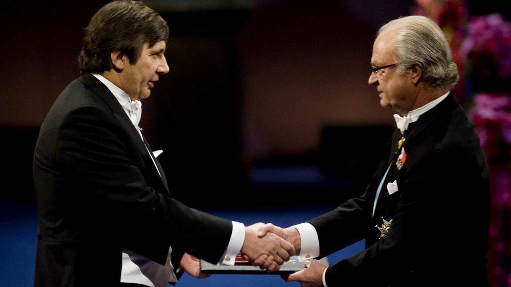 Андрей Гейм получает Нобелевскую премию