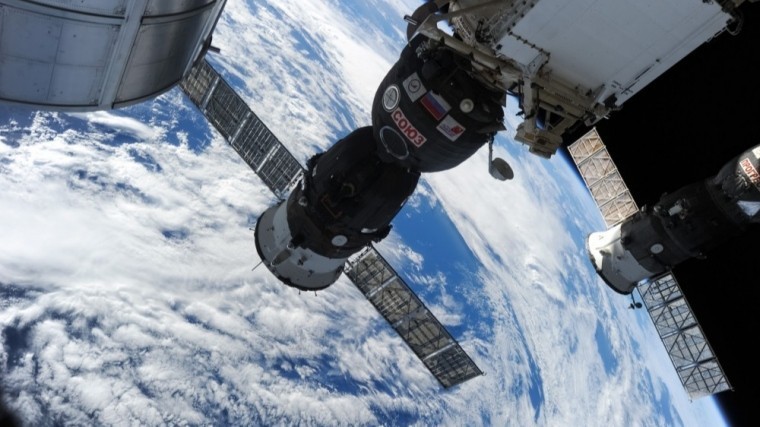 Космонавты дважды выйдут в открытый космос из-за повреждений в «Союзе»
