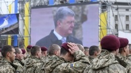 Порошенко предложил поднять зарплаты украинским военнослужащим