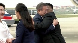 Видео: Ким Чен Ын крепко обнял лидера Южной Кореи Мун Чжэ Ина в аэропорту