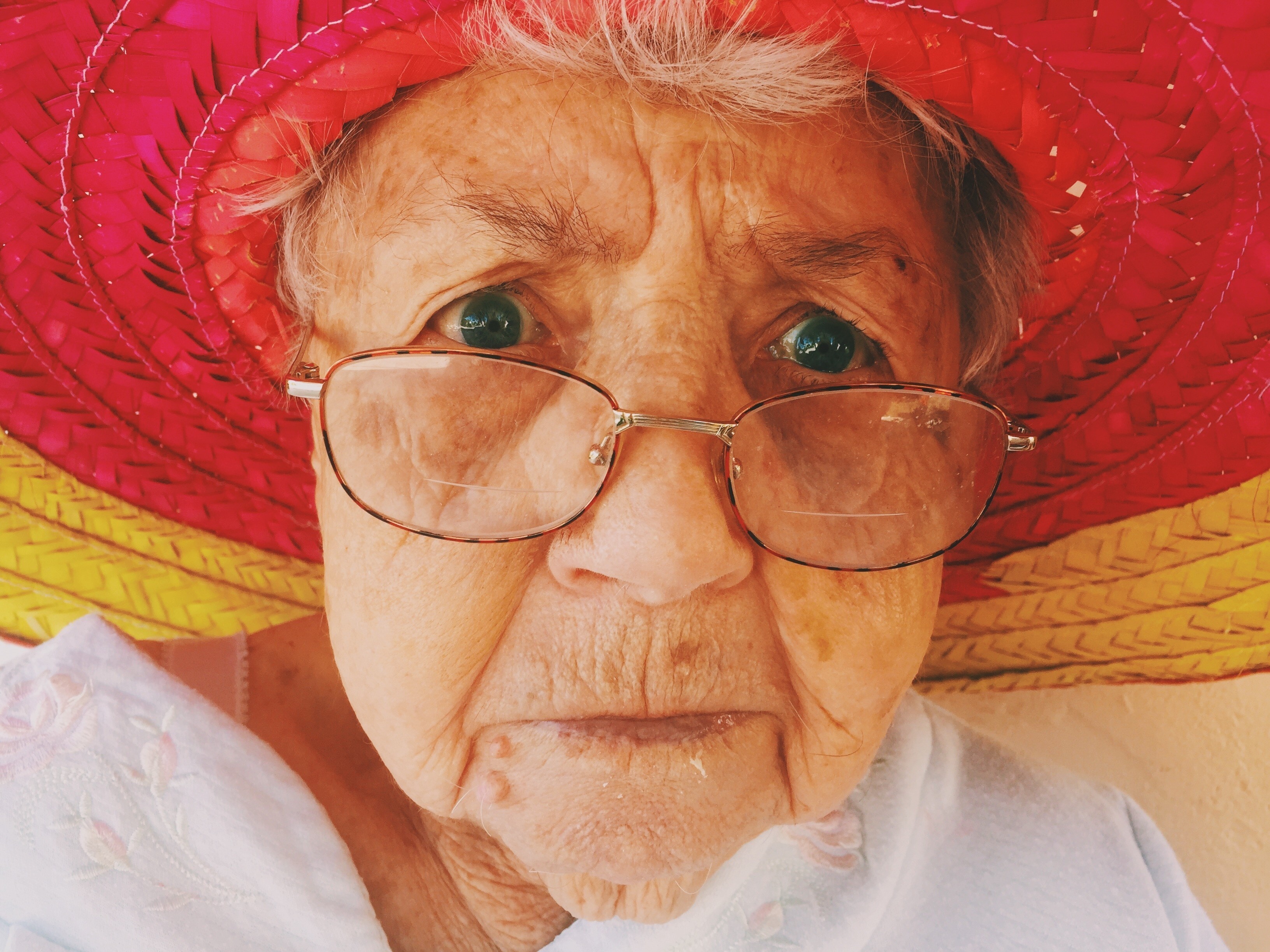Пожилая женщина / Бабушка в шляпе
