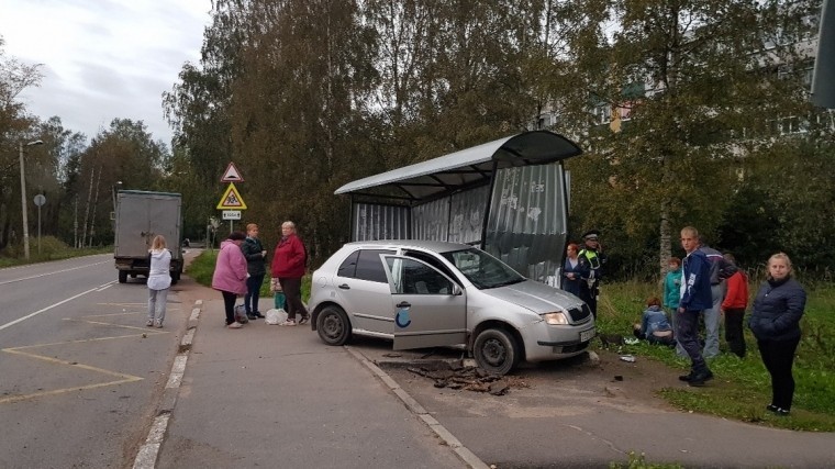 Иномарка протаранила автобусную остановку под Петербургом — есть пострадавшие