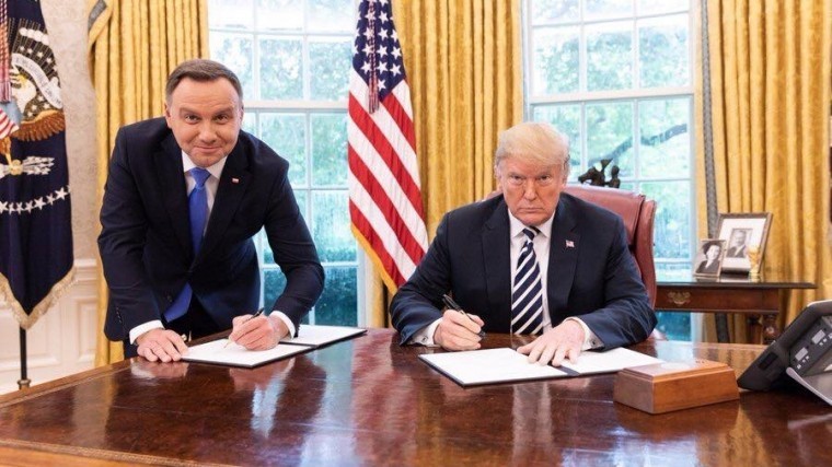 Поляки жестко высмеяли своего президента за фото с Трампом