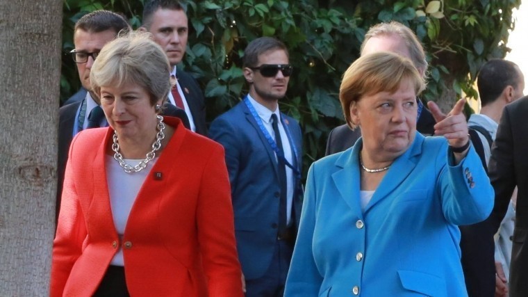«Ведьмы поссорились»: политолог об оскорбительном жесте Меркель в сторону Мэй