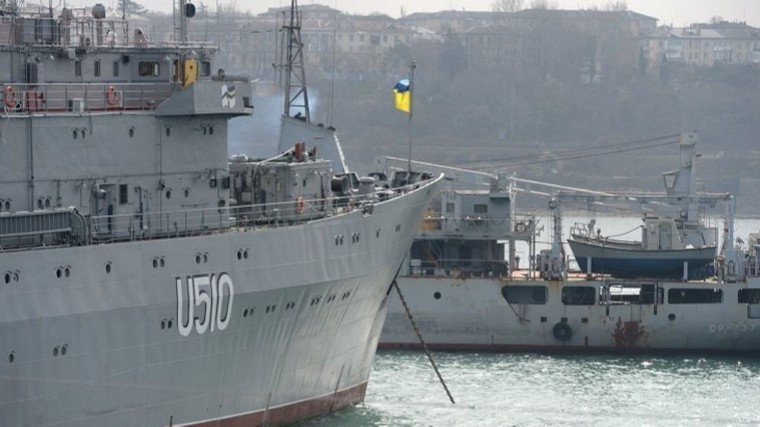 «Флотилия в луже»: Порошенко объявил «Донбасс» и «Корец» новым Азовским флотом