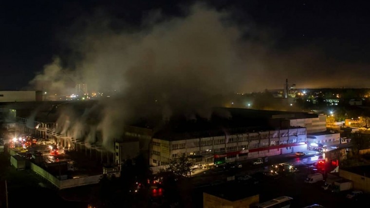 В подмосковных Мытищах 16 часов тушили крупный пожар на складе