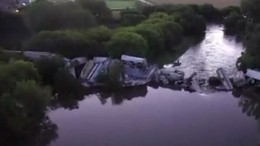 Товарный поезд рухнул в реку в США