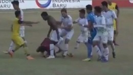 Индонезийские футболисты избили арбитра прямо на поле