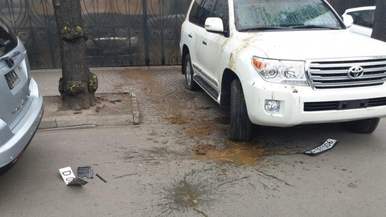 Киевские националисты облили нечистотами авто российских дипломатов — фото